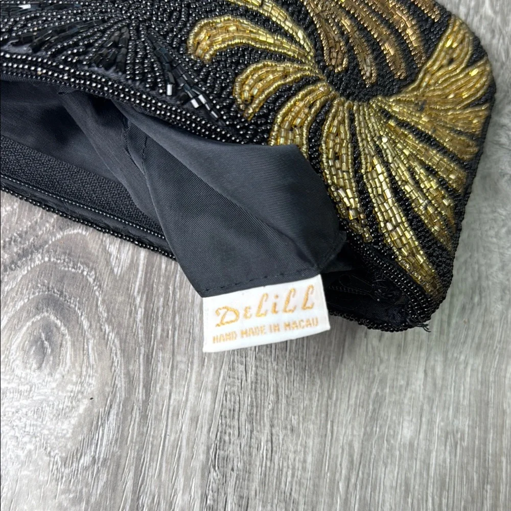 Elegant Black and Gold Crescent Clutch with Shimmering Accents